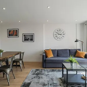 Apartment Centre Luxury - Free Parking & Balcony, Cardiff